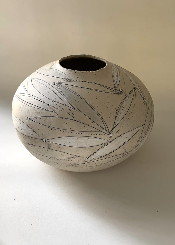 546 Leaf Nest Vase