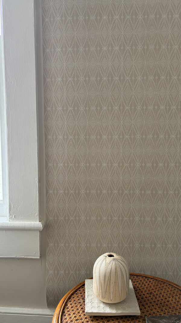 Seed Diamond Matte Wallpaper – Pale Neutral